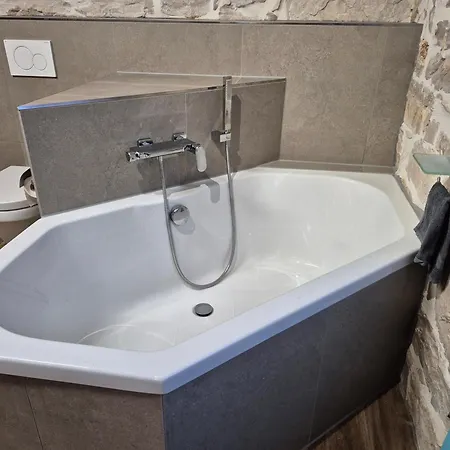 Apartamento Doppelzimmer Carmen - Sauna, Badewanne, Wlan Pula